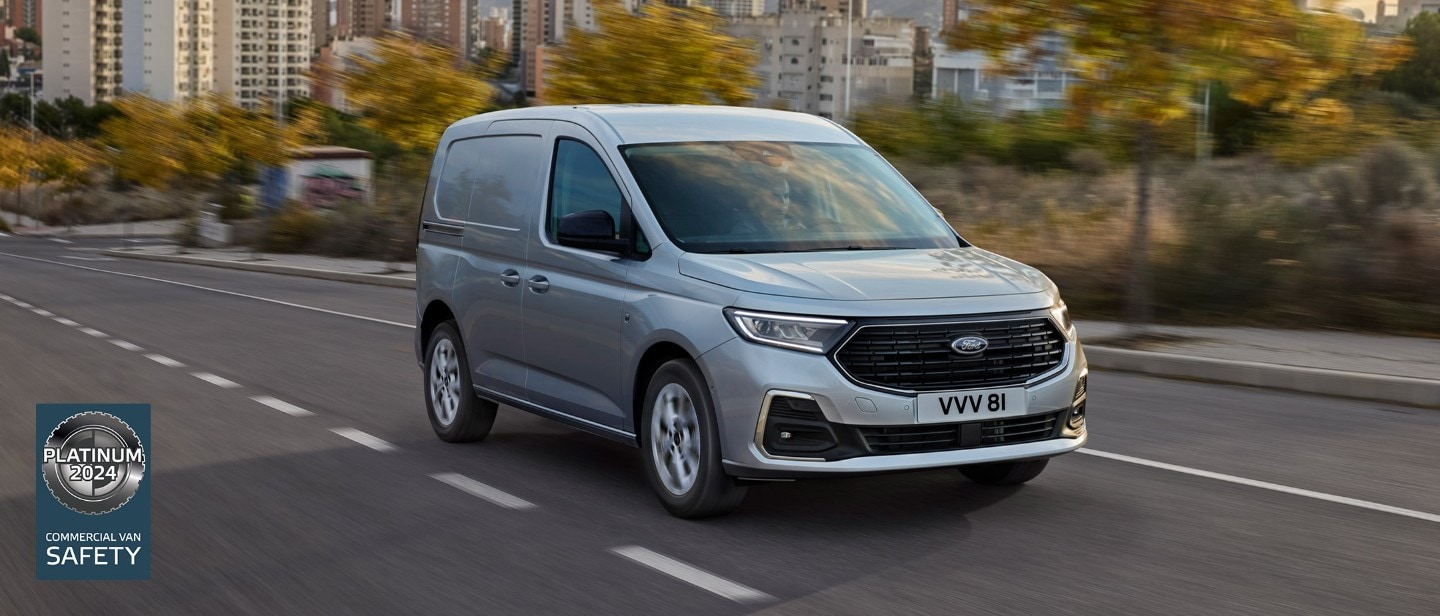 La nueva Ford Transit Connect en Stardust Silver circula por una carretera.