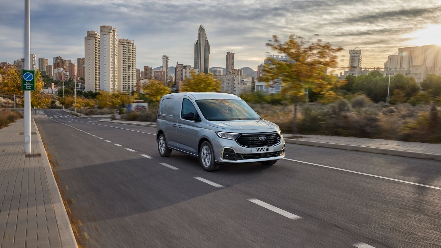 La nueva Ford Transit Connect en Stardust Silver circula por una carretera.