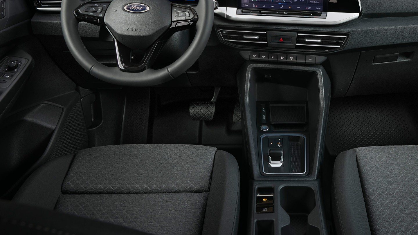 Pedales y consola central de la nueva Ford Transit Connect.