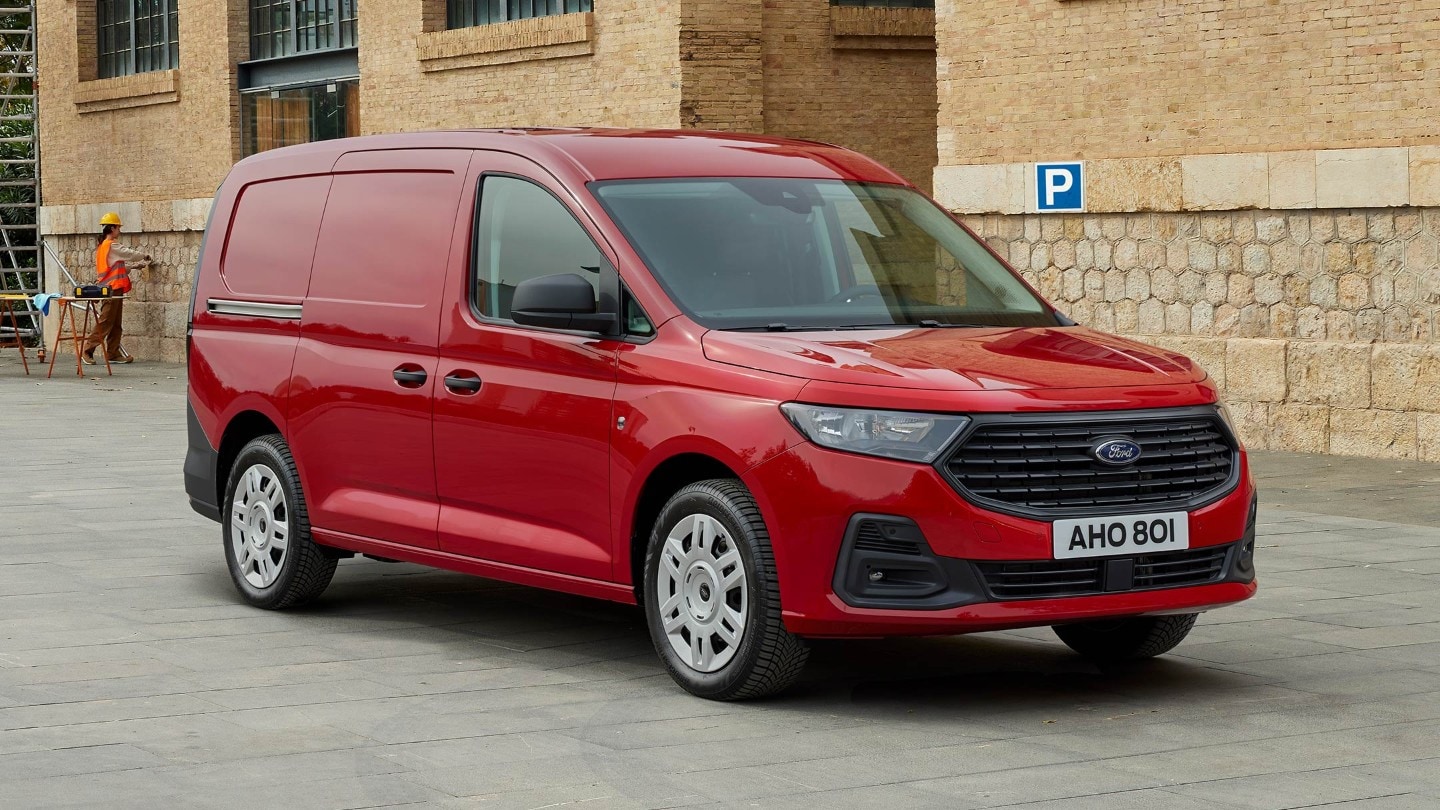 La nueva Ford Transit Connect Trend en color rojo arce muestra la parrilla delantera y los faros automáticos. 
