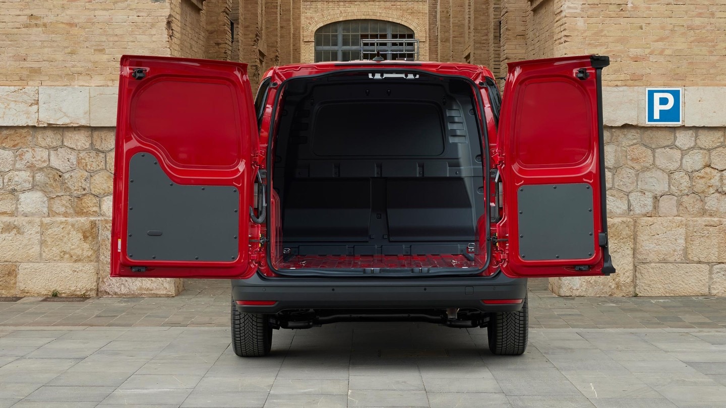Las puertas abiertas muestran el mamparo de la nueva Ford Transit Connect en rojo arce.