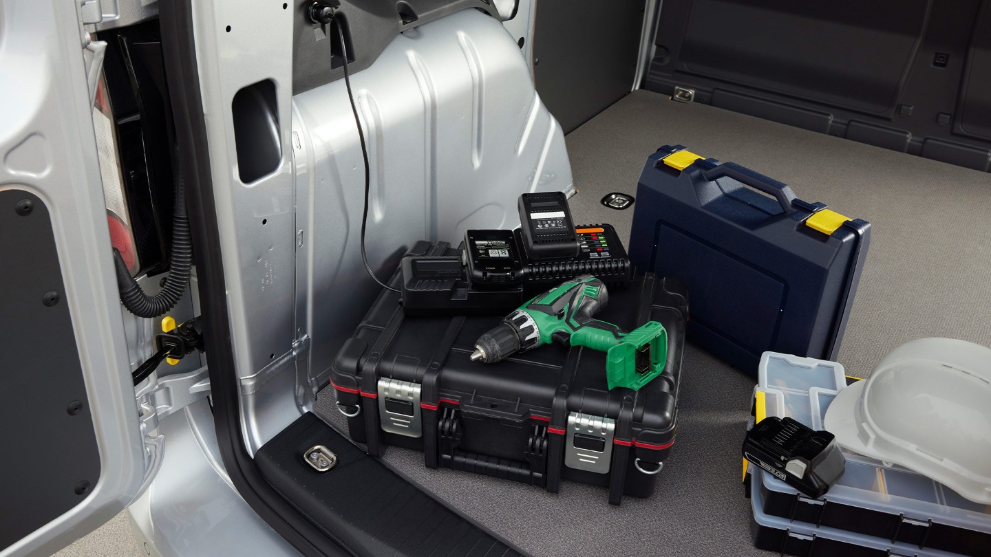 Un taladro eléctrico enchufado a una toma de 12 V en el compartimiento de carga de la nueva Ford Transit Connect.   