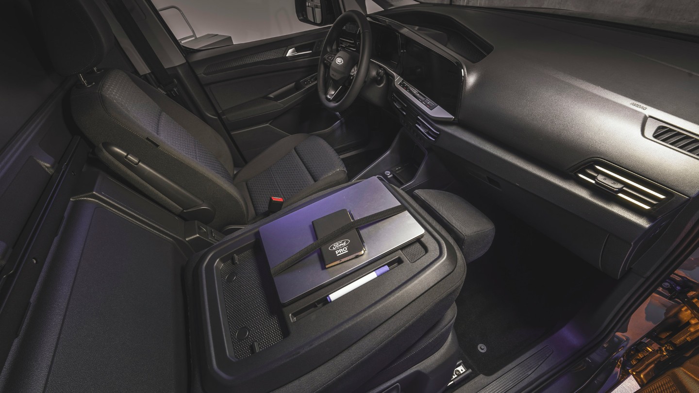 Un portátil y un Ford Pro notebook en la mesa de la superficie de trabajo de la nueva Ford Transit Connect.
