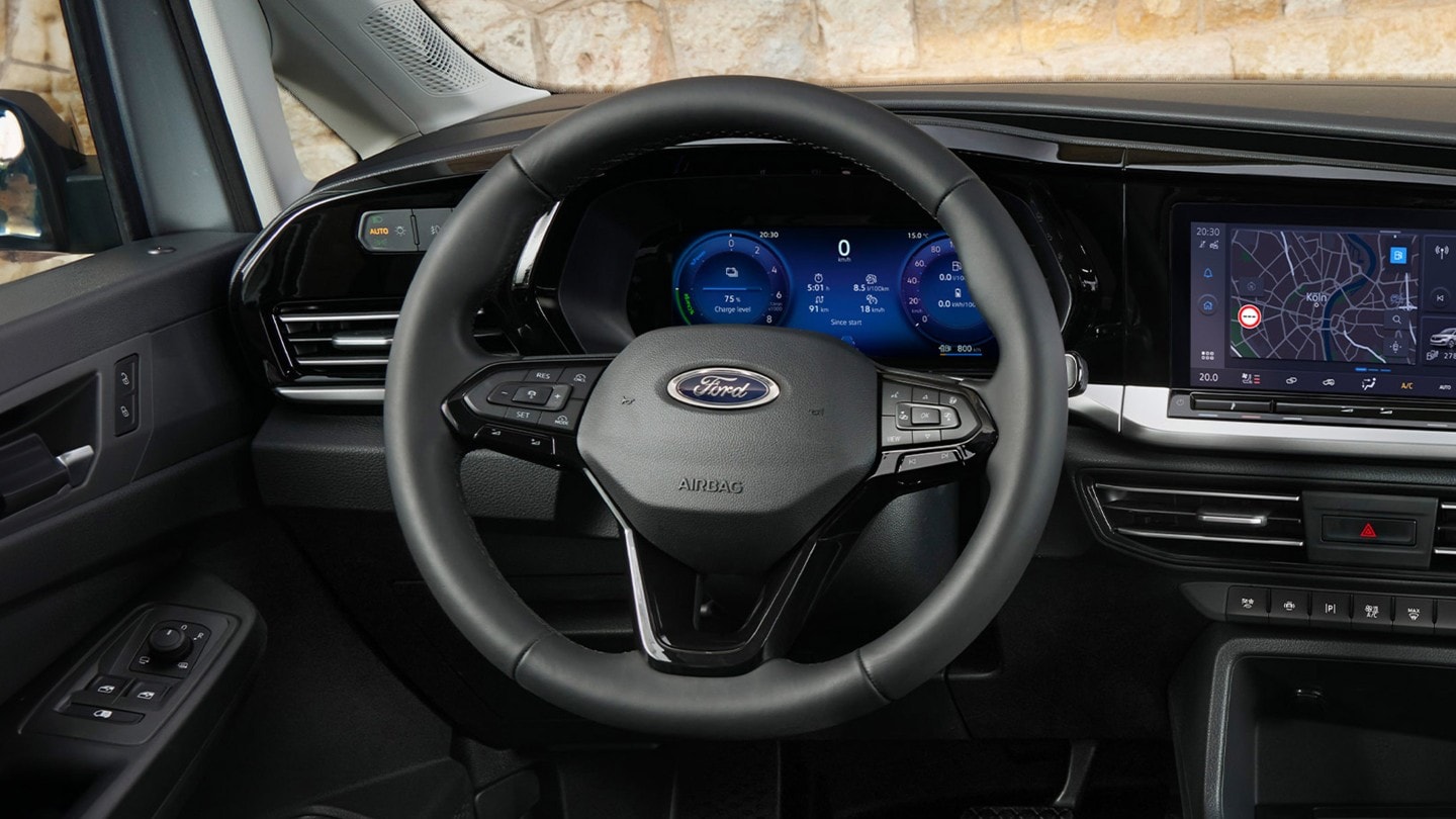Vista del conductor de la nueva Ford Transit Connect, con volante calefactado, panel de instrumentos digital y pantalla táctil de 10". 