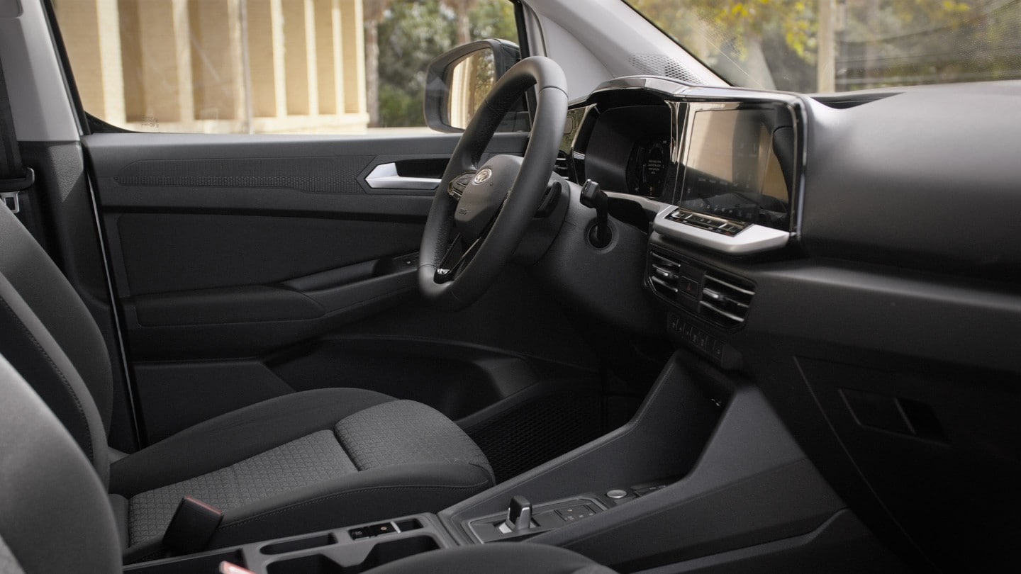 Asiento del conductor de la nueva Ford Transit Connect que muestra el volante y la pantalla táctil de 10". 