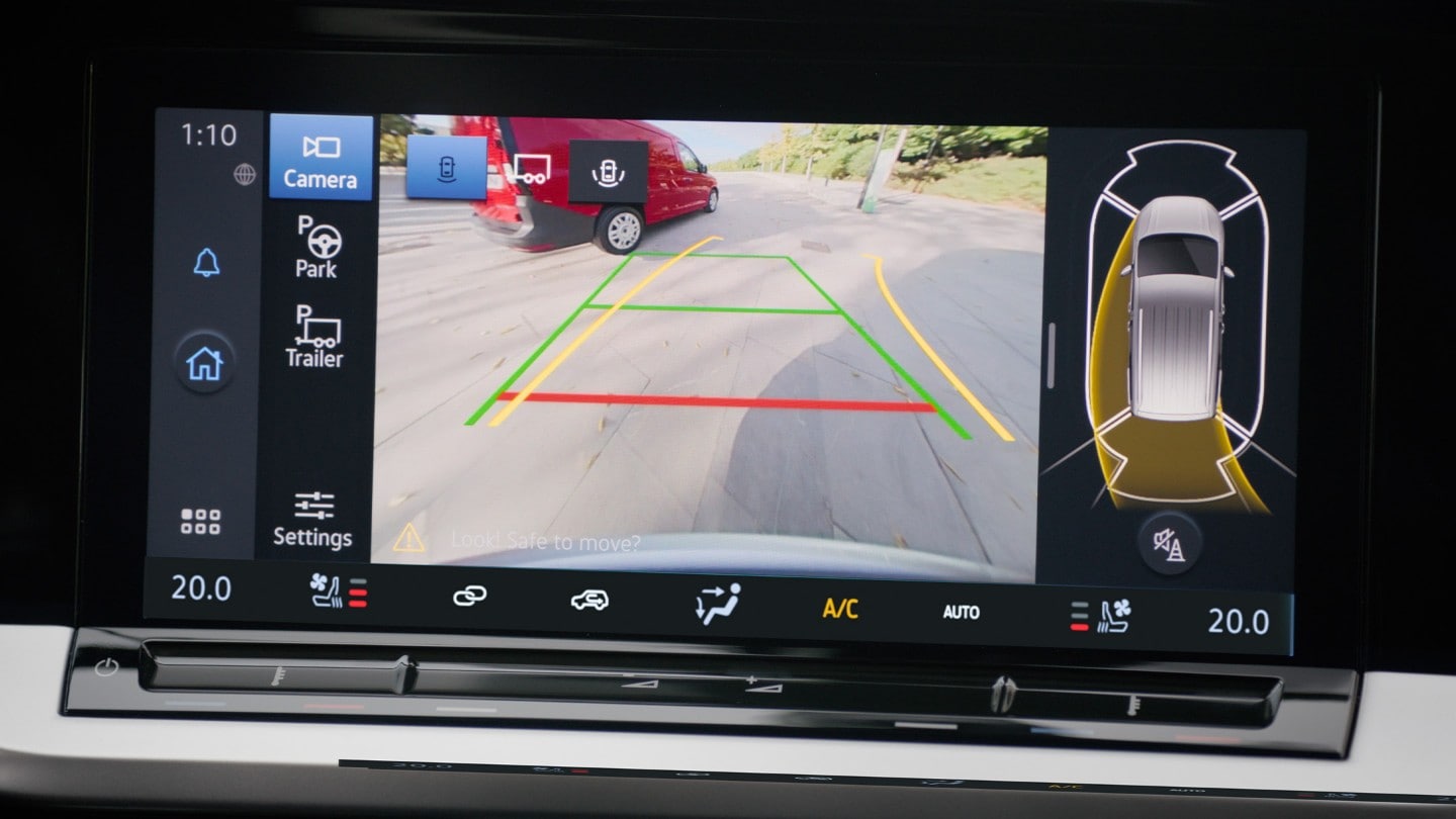 Pantalla táctil a color de 10" que muestra la cámara de visión trasera y la tecnología Pro Trailer Backup Assist en uso. 