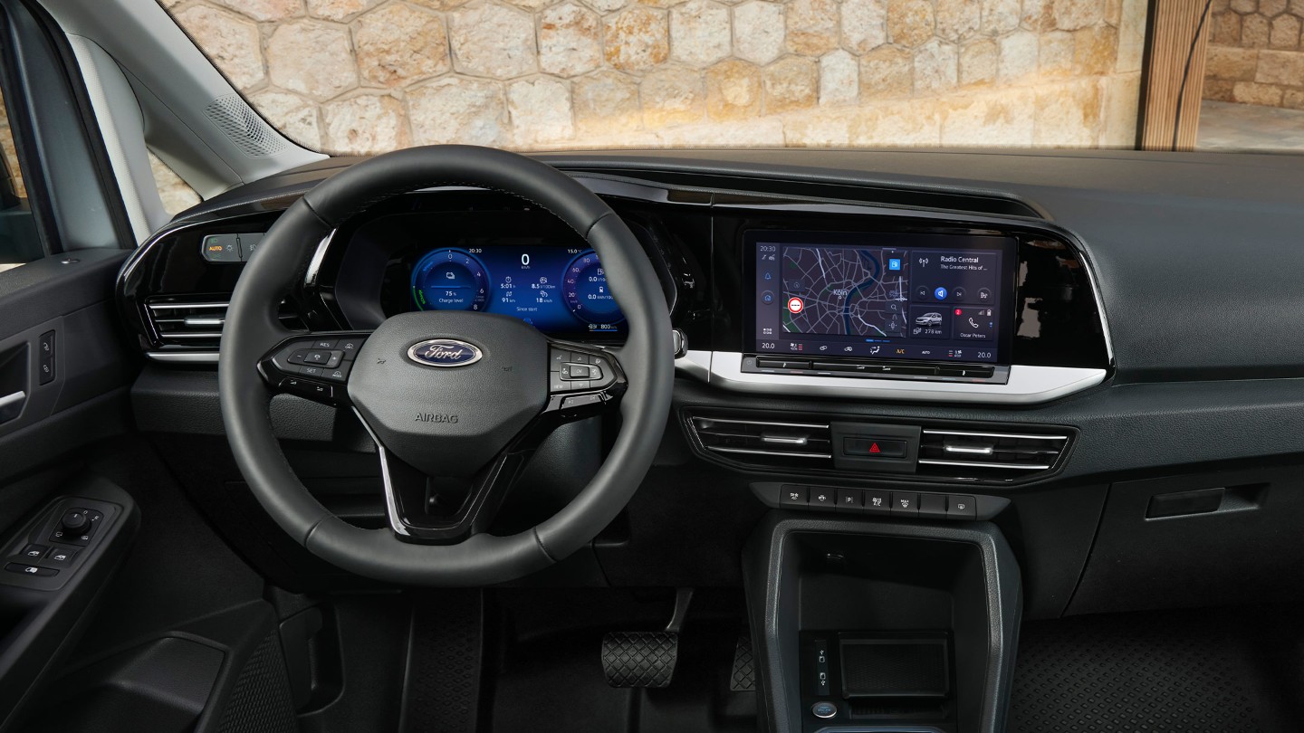 Interior delantero de la nueva Ford Transit Connect que muestra el volante, el panel de instrumentos digital y la pantalla táctil de 10".