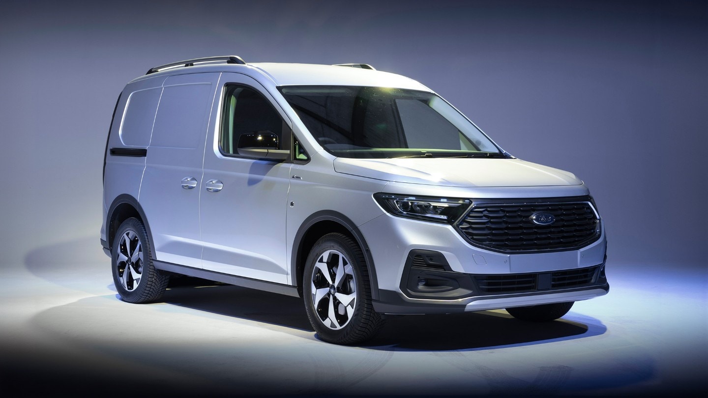 Nueva Ford Transit Connect Active en Stardust Silver, que muestra un parachoques de estilo Active con placa deslizante y faros LED. 