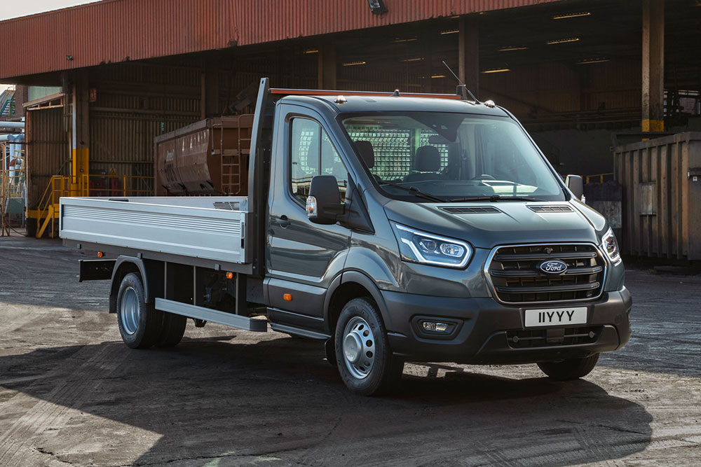 Furgoneta Ford Transit Chasis Cabina aparcada en un polígono industrial.