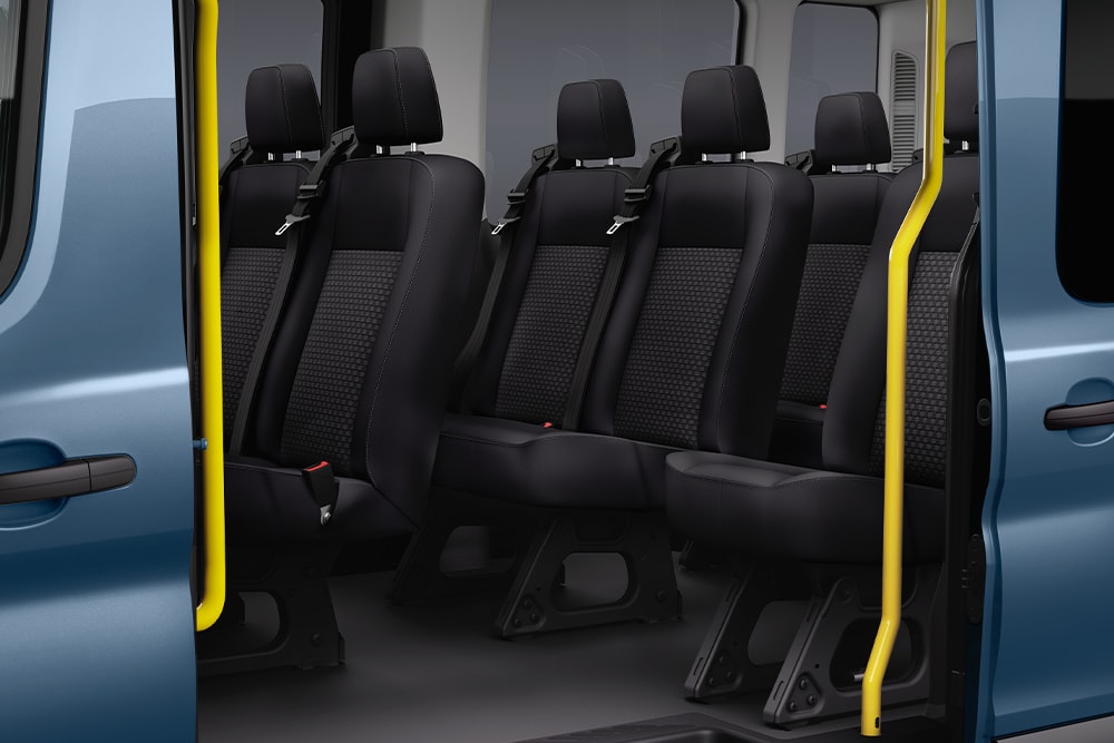 Vista de los asientos de pasajeros de la Ford Transit Kombi a través de la puerta lateral corredera.