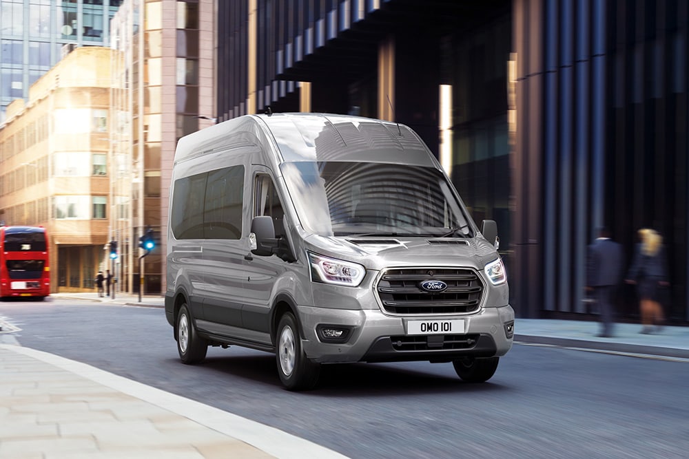 Una Ford Transit Kombi circulando por la ciudad.