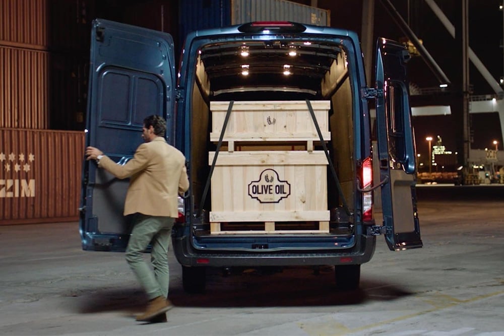 Furgoneta Ford Transit con puertas traseras abiertas y carga en el interior.