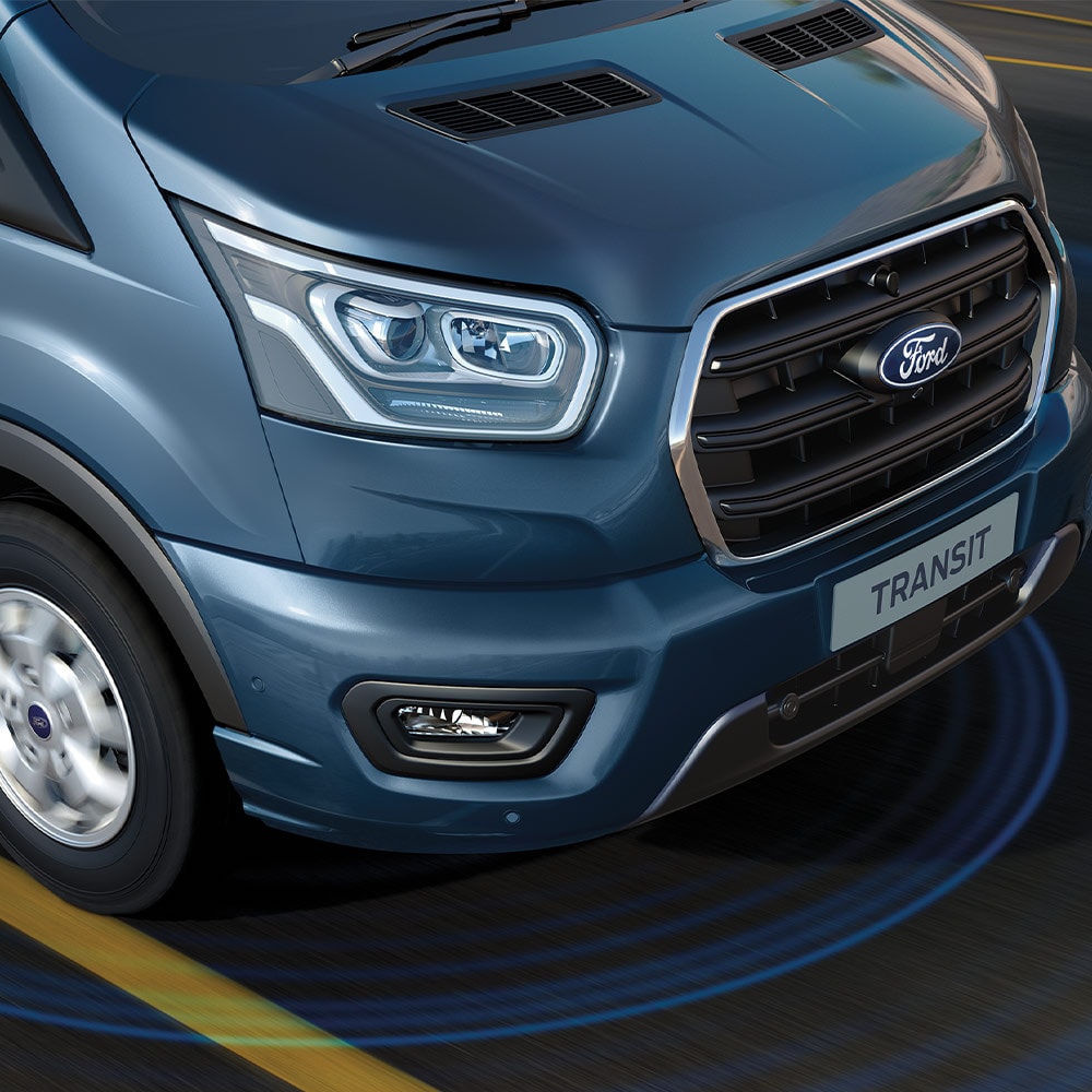 Furgoneta Ford Transit azul con líneas azules en la carretera que representan el uso de los sistemas ADAS avanzados.