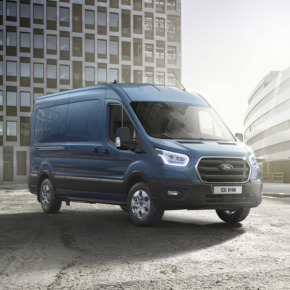 Vista delantera de una furgoneta Ford Transit azul.