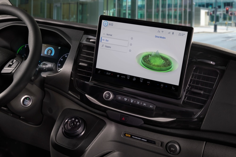 Panel de control de una furgoneta eléctrica Ford E-Transit con una pantalla táctil que muestra los modos de conducción.