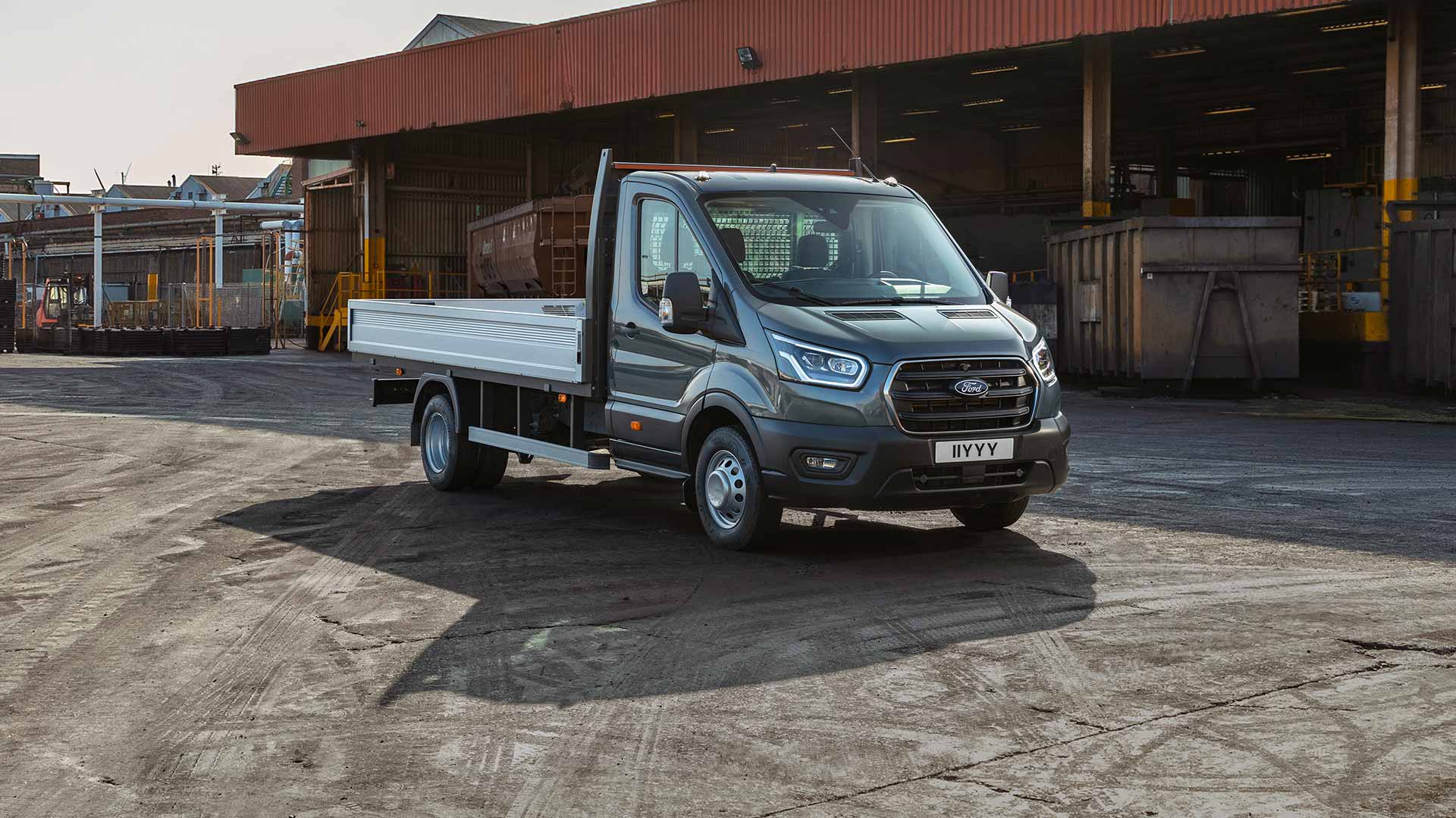 Furgoneta Ford Transit Chasis Cabina aparcada en un polígono industrial.