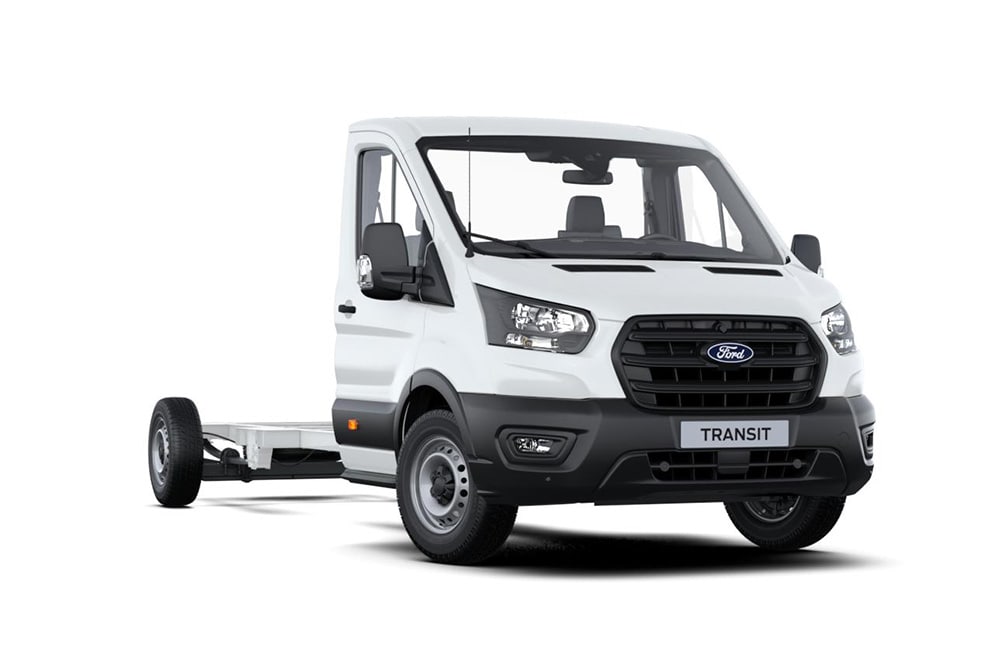 Una Furgoneta Ford Transit Chassis Skeletal de color blanco sobre un fondo del mismo color.