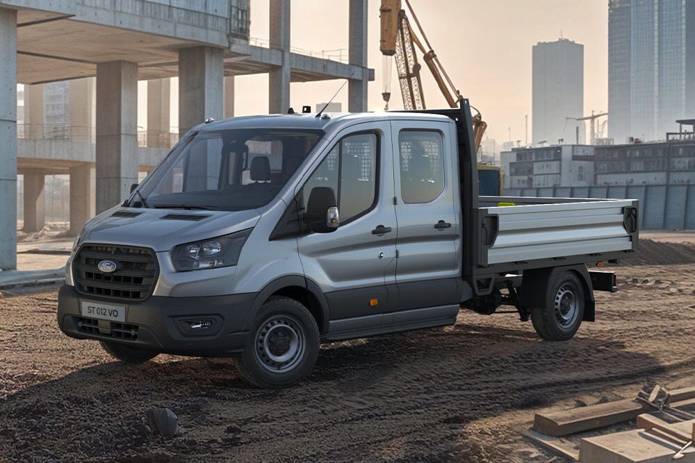 Furgoneta Ford Transit Chasis Cabina aparcada en un polígono industrial. 