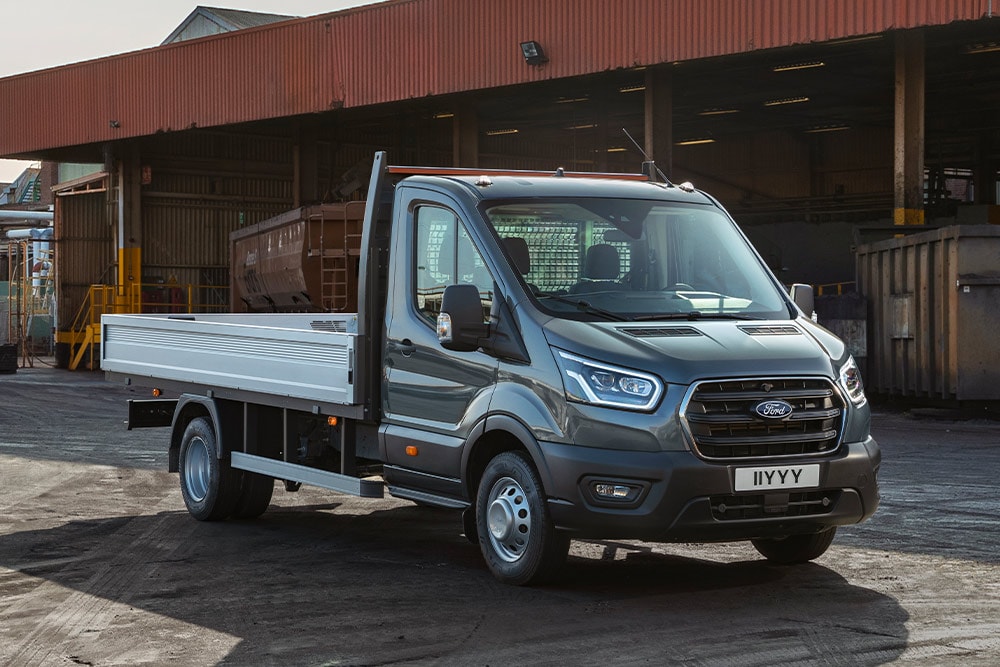 Furgoneta Ford Transit Chasis Cabina aparcada en un polígono industrial. 