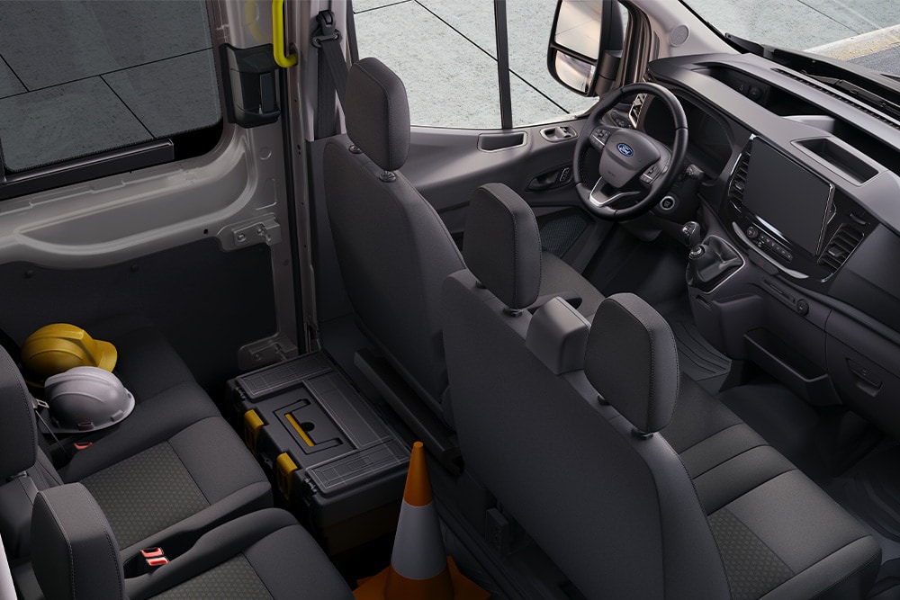 Interior de una Ford Transit de doble cabina con dos filas de asientos.