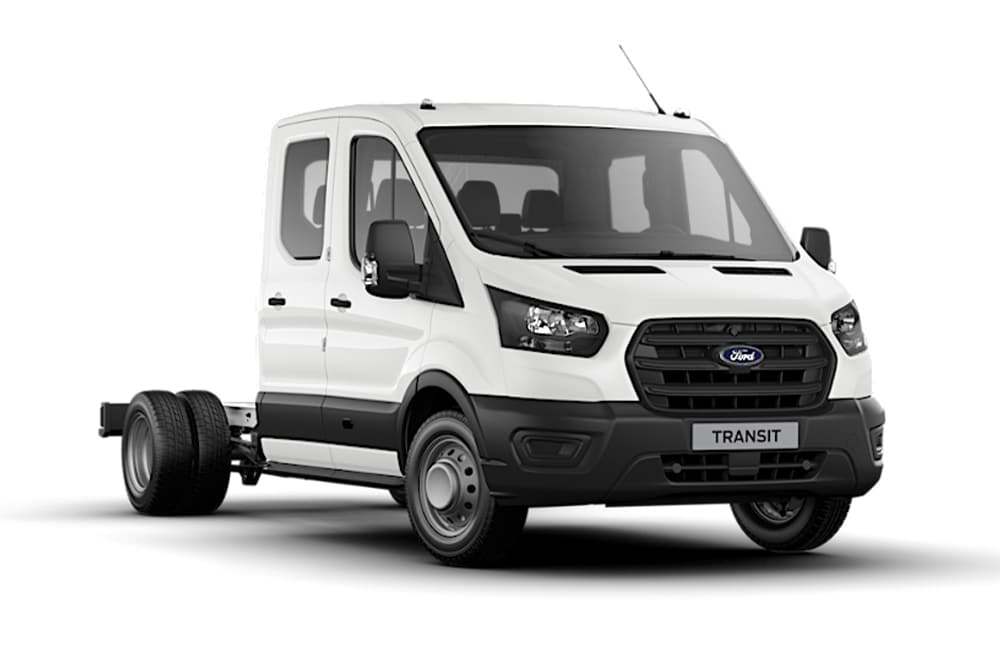 Una Furgoneta Ford Transit Chasis de doble cabina de color blanco sobre un fondo del mismo color.
