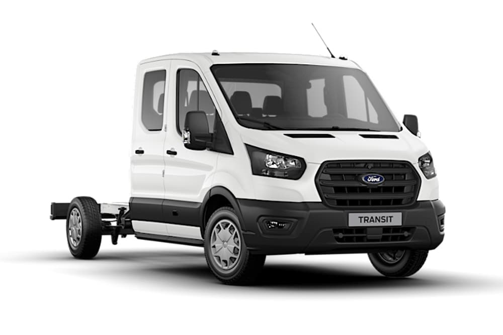 Una Furgoneta Ford Transit Chasis de doble cabina de la serie Trend de color blanco sobre un fondo del mismo color.