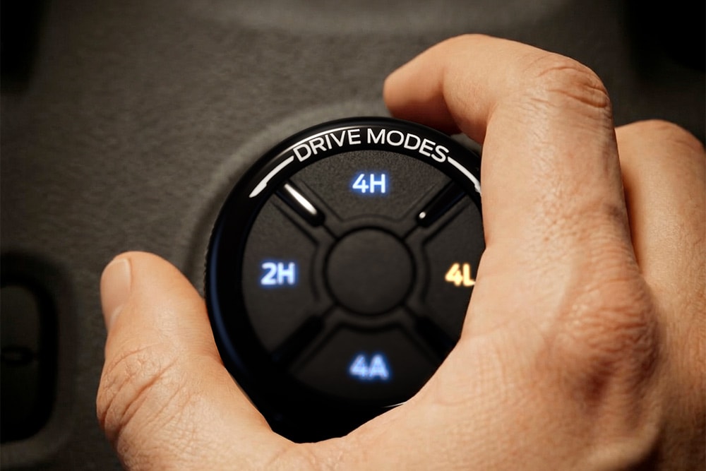 Una persona selecciona un modo de conducción en el selector de la Ford Ranger.