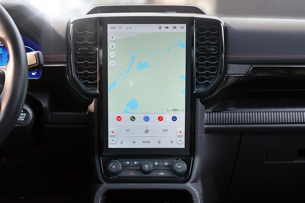 Primer plano de la pantalla táctil central del sistema SYNC™ 4 de 12" de una Ford Ranger.