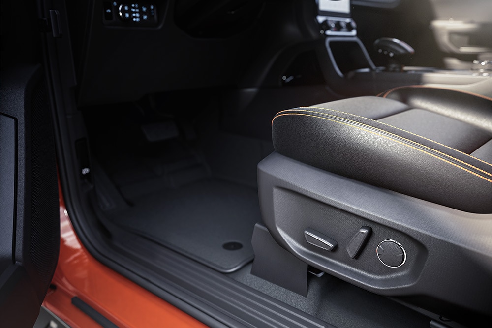 Primer plano del interior de una Ford Ranger con foco en los asientos delanteros.