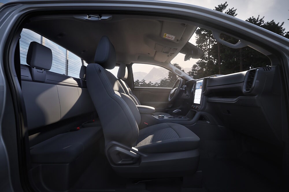Vista de perfil a través del interior de la cabina de una Ford Ranger XLT Super Cab.
