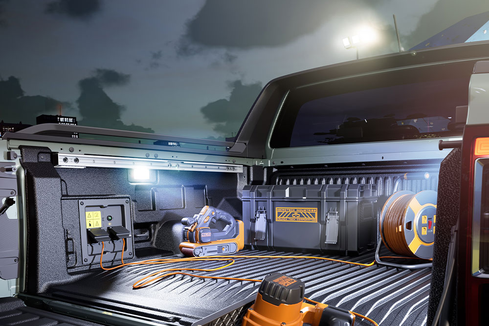Primer plano de la plataforma de carga de la Ford Ranger híbrida enchufable (PHEV), donde se alimentan herramientas e iluminación mediante el sistema Pro Power OnBoard