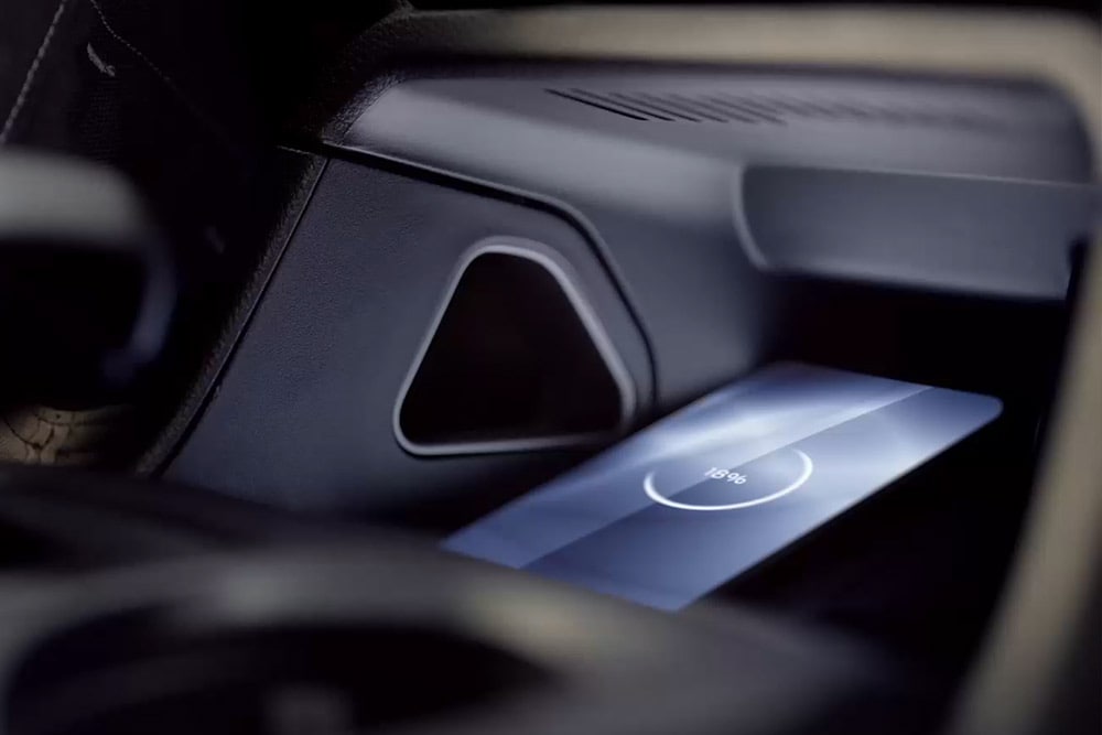 Superficie de carga inalámbrica dentro de la Ford Ranger.