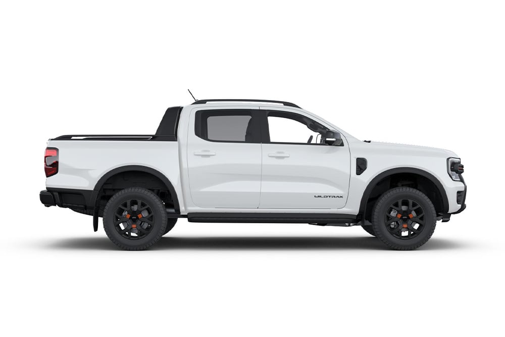Vista lateral de una pick-up Ford Ranger de doble cabina blanca.