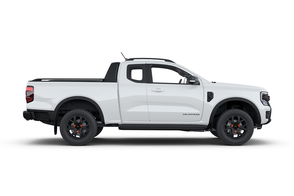 Vista lateral de una pick-up Ford Ranger Super Cab blanca.