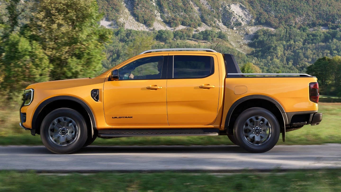Pick-up 4x4 entre montañas