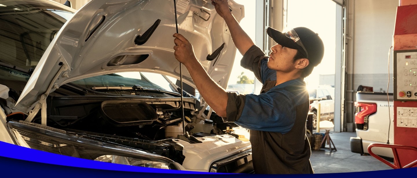 Mecánico reparando un coche Ford 