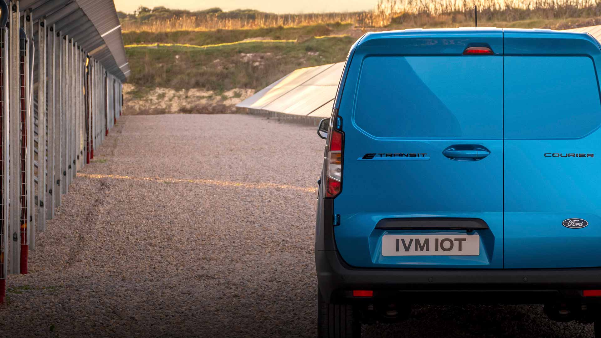 Vista trasera de la Ford E-Transit Courier Azul