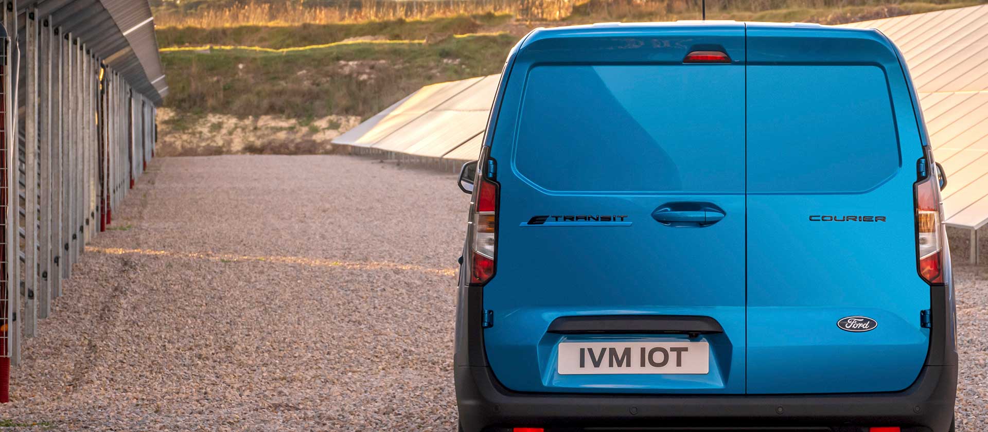 Vista trasera de la Ford E-Transit Courier Azul