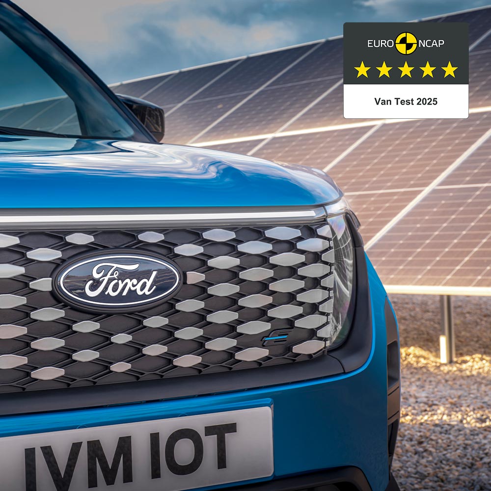 Parrilla delantera e insignia de la Ford E-Transit Courier azul