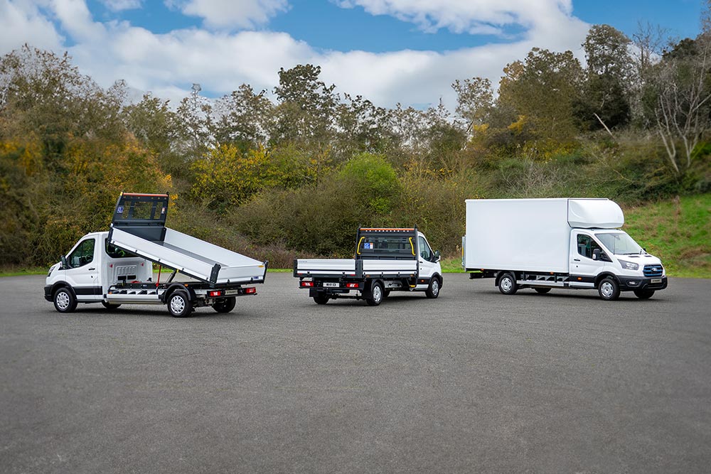 Gama Ford Transit que incluye volquetes y conversiones de furgonetas Luton.