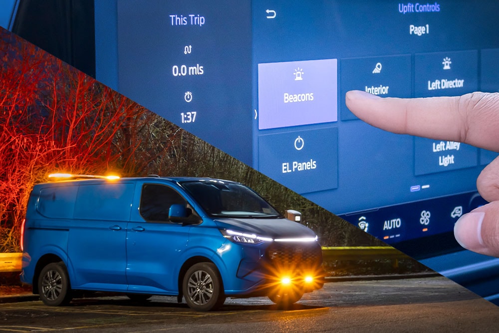 Una furgoneta Ford Transit Custom azul de noche con balizas ámbar y una pantalla digital que muestra los controles de adaptación.