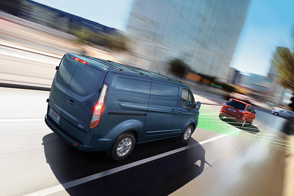 Vista trasera de una camioneta Ford azul, con líneas verdes que indican las funciones de asistencia al conductor.