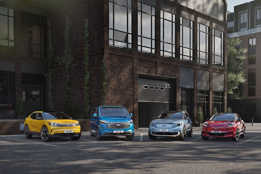 Varios vehículos de flota Ford aparcados en un entorno urbano moderno.