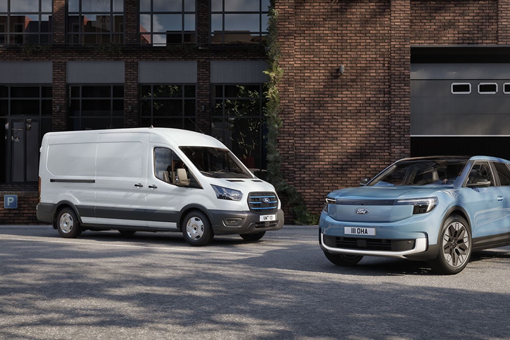 Dos vehículos de flota Ford: una furgoneta blanca y un Ford Explorer azul claro.