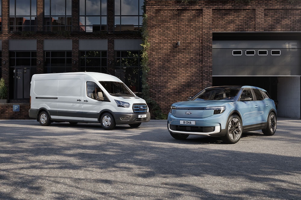 Dos vehículos de flota Ford: una furgoneta blanca y un Ford Explorer azul claro.