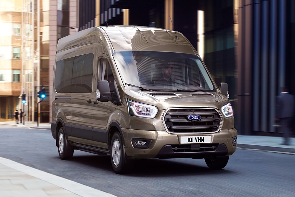 Se muestran los beneficios del software Ford Pro, destacando las características y usos del E-Transit totalmente eléctrico.