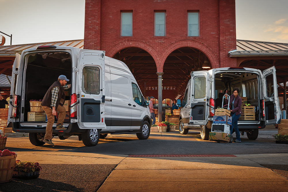 Escenas que muestran cómo activar su módem Ford en el vehículo y sus usos prácticos en el mundo real.