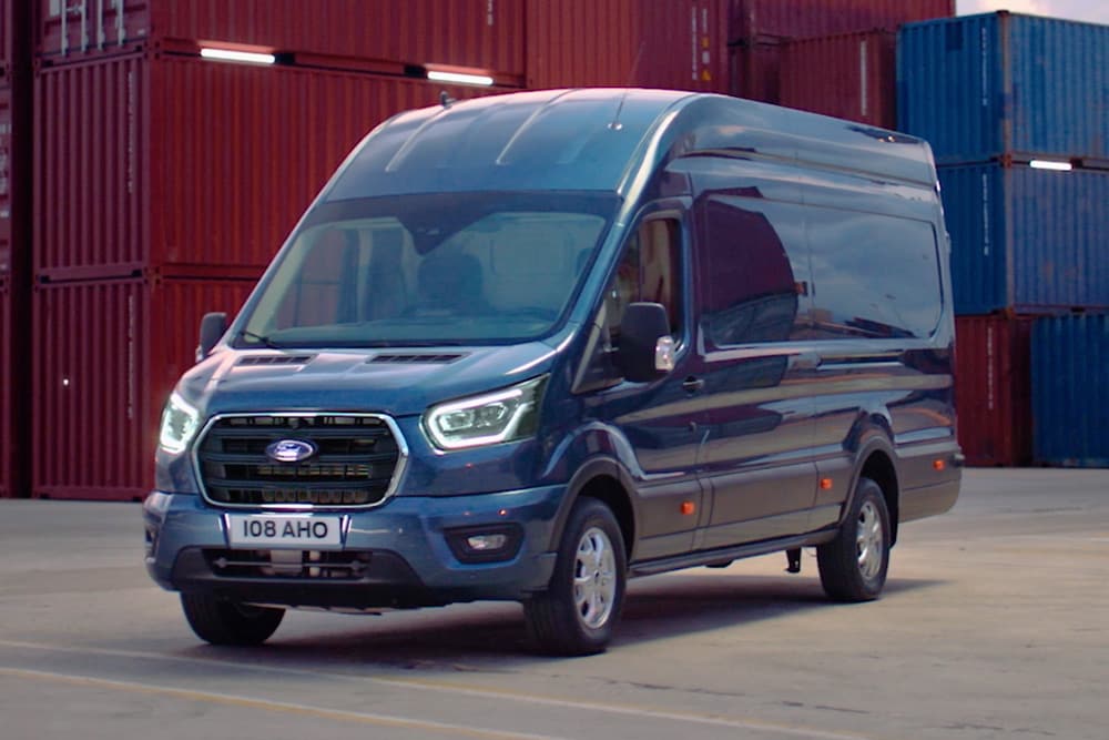 Iconos de datos de módem mostrados alrededor de un vehículo Ford azul en un entorno de astillero.