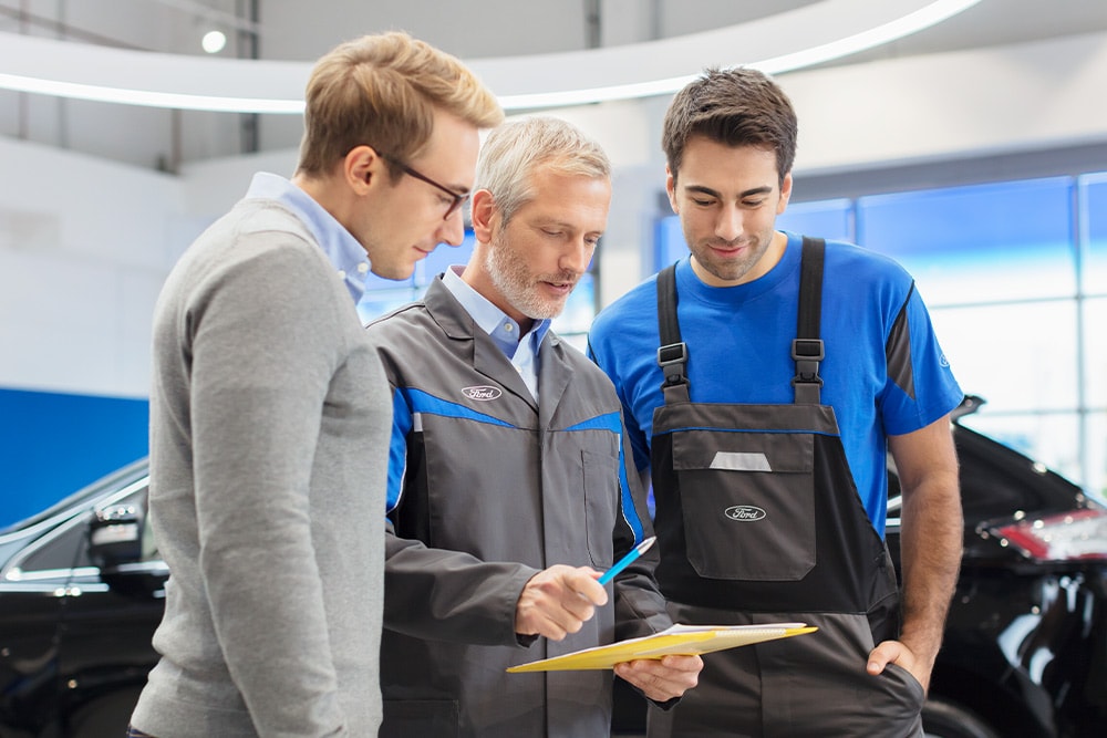  Tres expertos discuten opciones de vehículos listos para usar en un Ford Transit Centre.