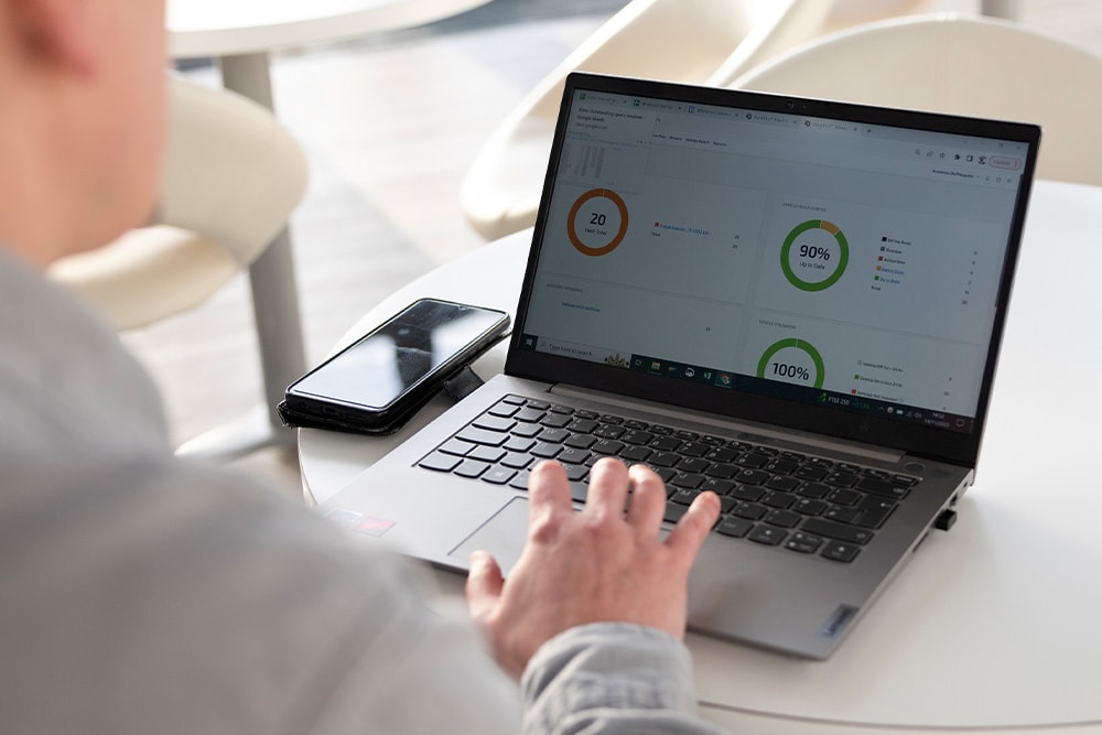 Un gerente de flota revisando la telemática de Ford en su portátil.